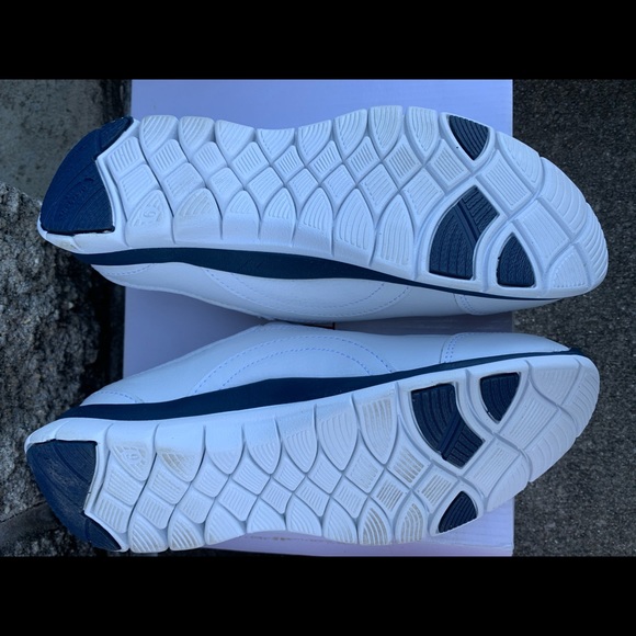 Women’s slip on tennis shoes - Picture 2 of 4